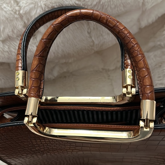 Brown faux crocodile leather purse with handles adjustable strap. - Picture 2 of 10